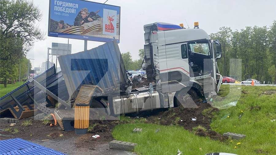 Фура вылетела на тротуар на Кутузовском проспекте в Москве