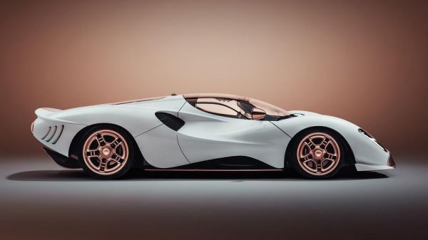 De Tomaso показала первый серийный образец ретросуперкара P72