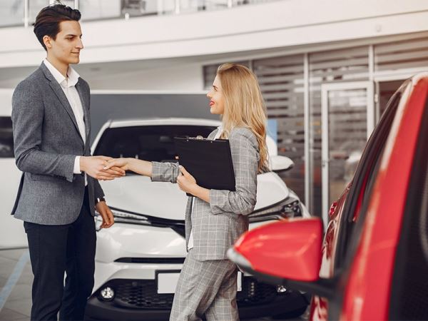 Продажи новых автомобилей в России упали на 27%