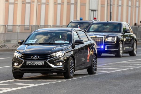 Фотофакт: Lada Aura впервые появилась в кортежах глав государств
