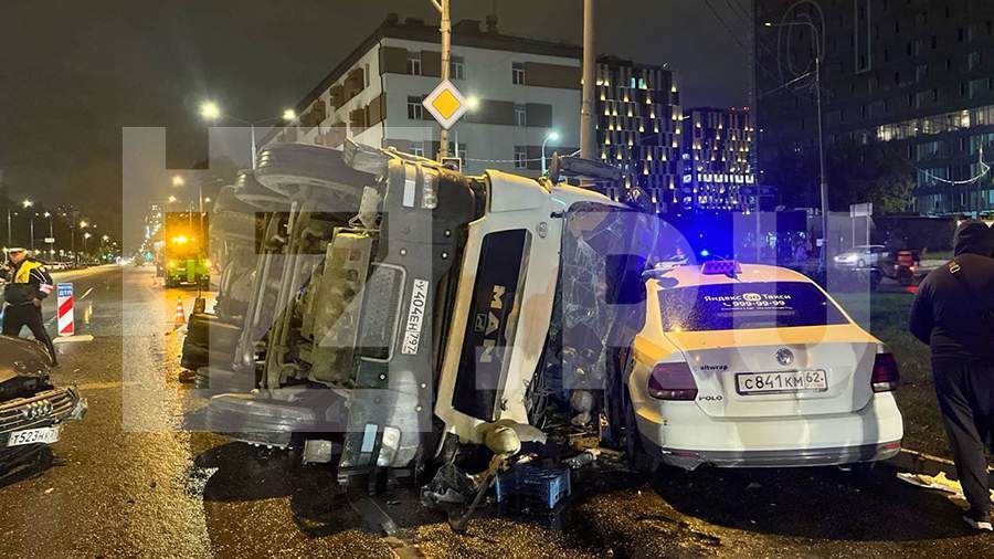 Грузовик опрокинулся в Огородном проезде в Москве