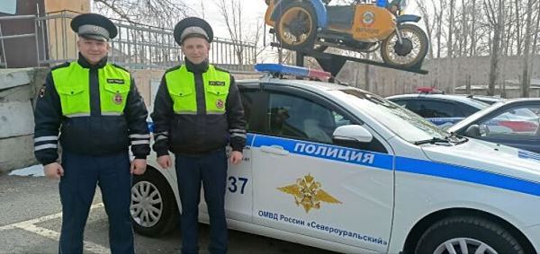 В Свердловской области сотрудники ДПС помогли беременной женщине добраться до больницы