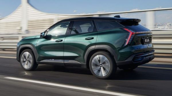 В России внезапно подешевел популярный кроссовер Geely. Сколько он стоит теперь