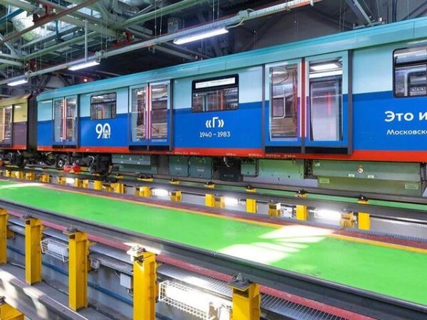 Тематический поезд запущен в столичном метро в честь его 90-летия