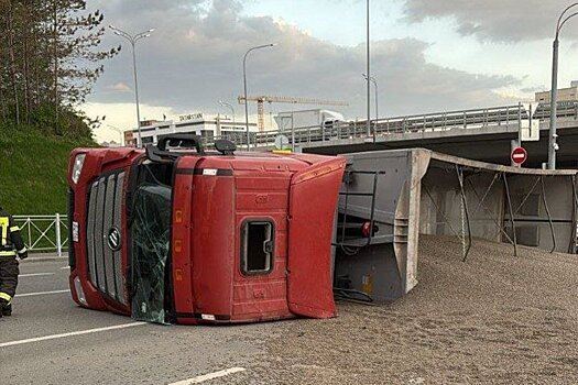 В Казани на Вишневского перевернулся грузовик, водитель госпитализирован