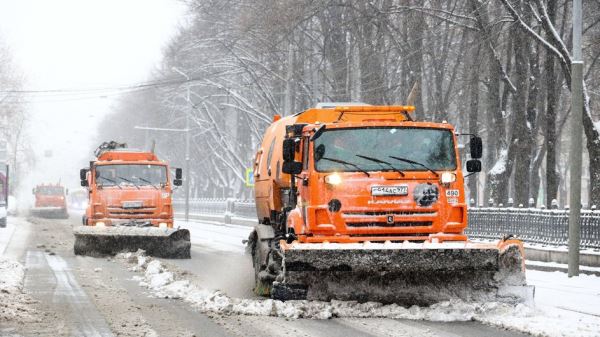 Московских водителей предостерегли от выезда на летних шинах из-за снега