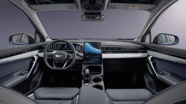 В России внезапно подешевел популярный кроссовер Geely. Сколько он стоит теперь