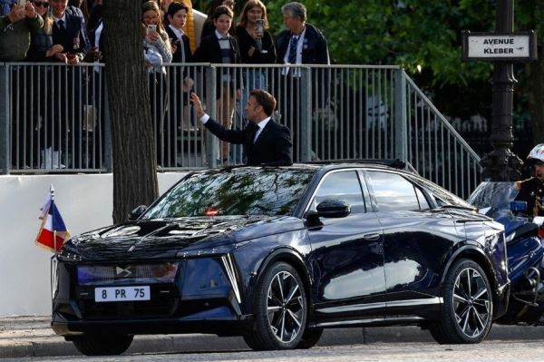 Президент Франции показал на День Победы новый служебный автомобиль