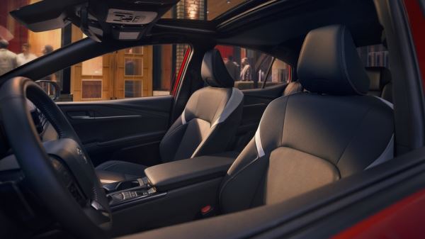 У новой Toyota Camry XV80 появилась «черная» спортверсия