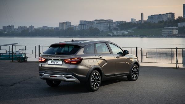 АвтоВАЗ готовится к подорожанию Lada: дилеры назвали новые цены
