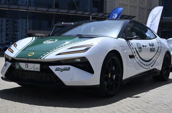 У полиции Дубая появился 612-сильный электрокар Lotus Emeya