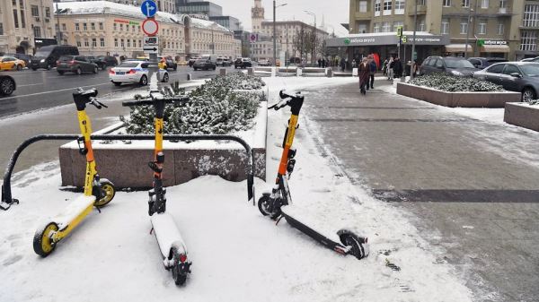 Из-за погоды в Москве приостановили аренду электросамокатов и велосипедов
