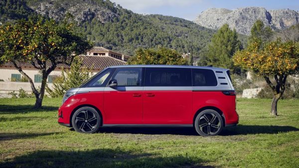 Тысячи Volkswagen ID.Buzz отзывают из-за слишком просторного третьего ряда