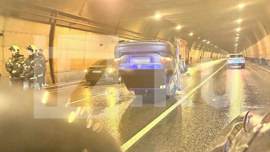 В Москве автомобиль перевернулся в результате ДТП в тоннеле