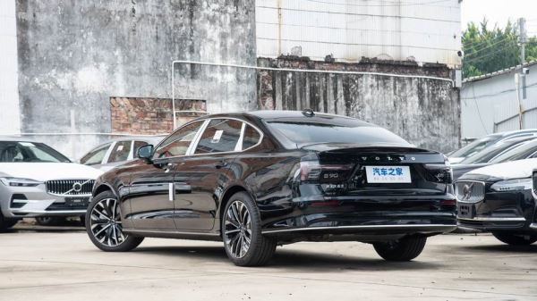 Volvo S90 обновился