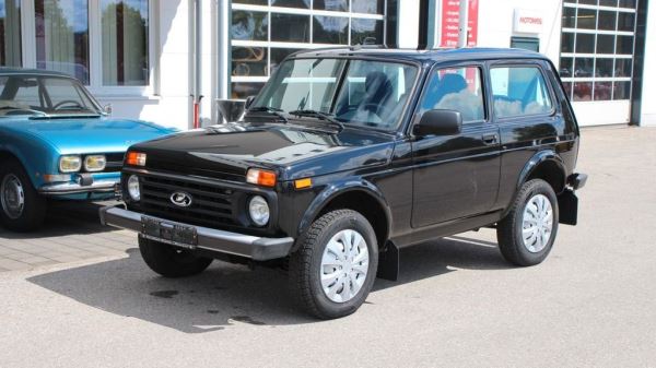 «Автопоток»: в Дубае начали продавать Lada Niva