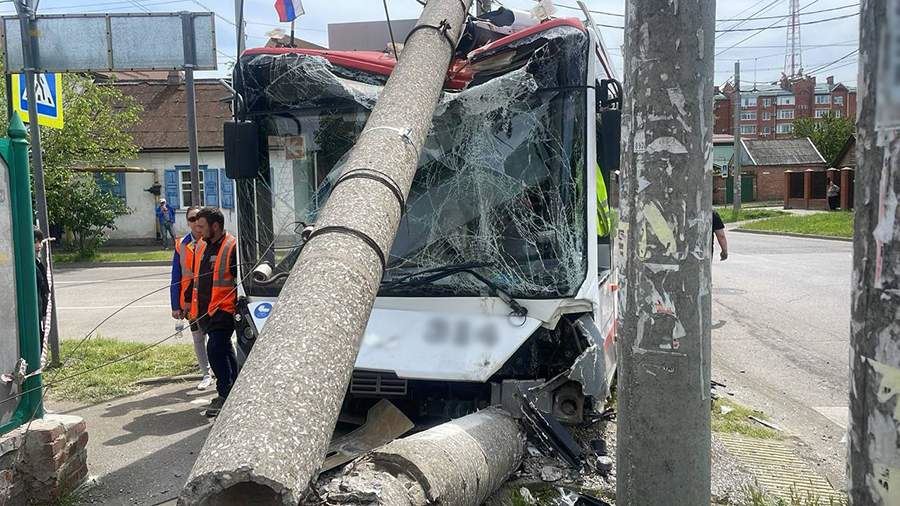 В результате ДТП троллейбуса и авто в Краснодаре пострадали четыре человека