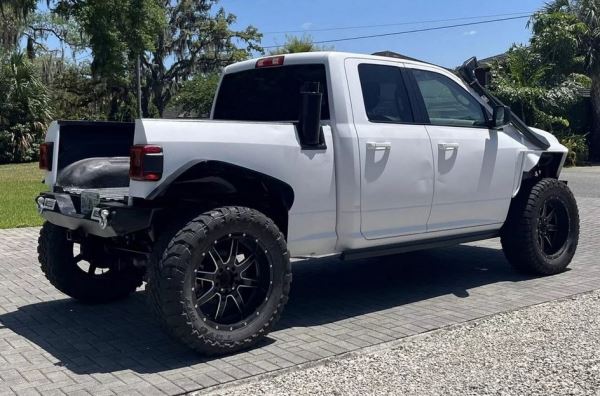 Американец сделал внедорожный пикап RAM с дизайном Jeep: вот что вышло