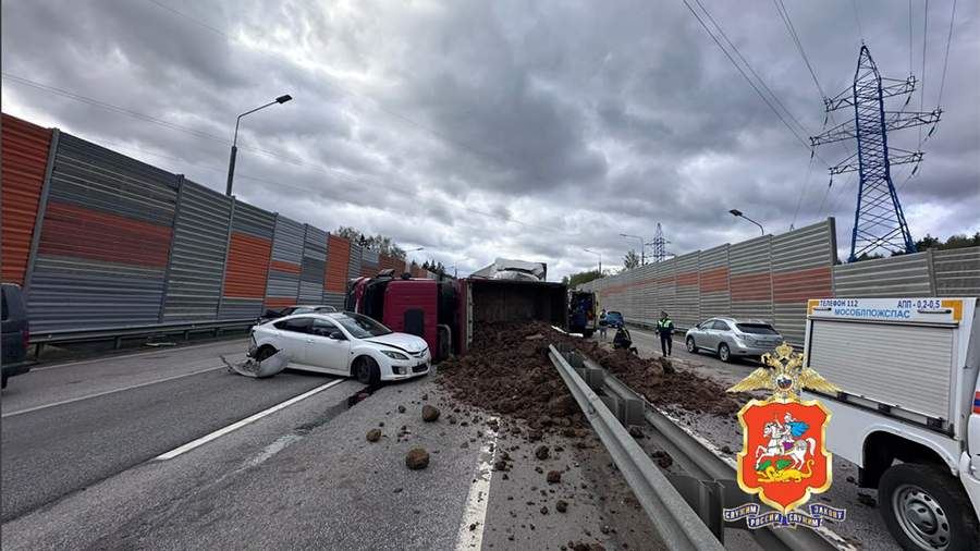 Человек погиб в ДТП с фурами и легковушками в Подмосковье