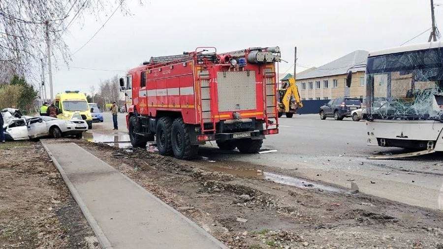 Два человека пострадали в ДТП с участием пассажирского автобуса и авто в Кирове