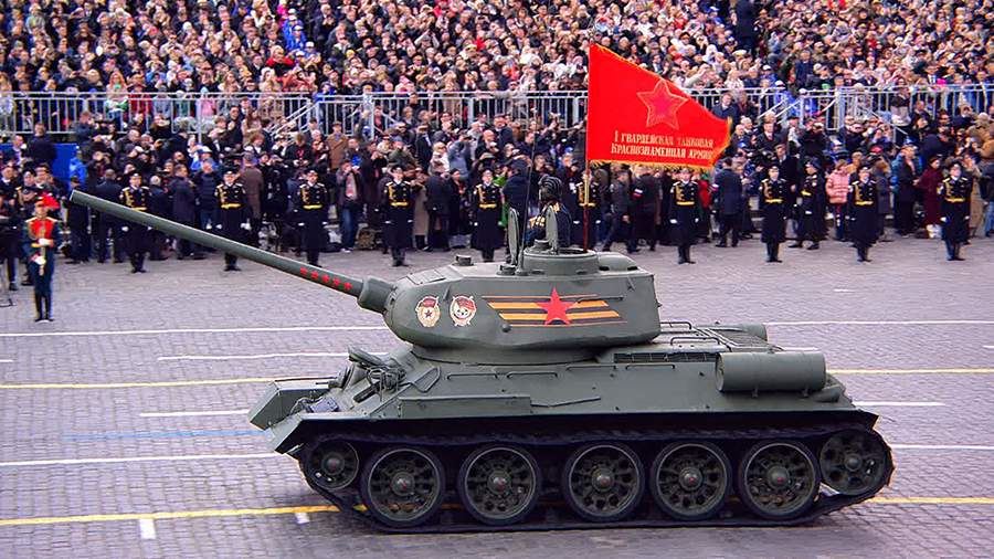 Парад военной техники на Красной площади открыл танк Т-34