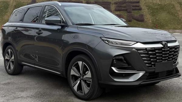 У Changan появится недорогой 7-местный кроссовер с «механикой»